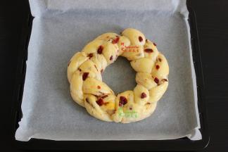 圣诞花环发酵至二倍大之后，取出，涂一层蛋液，