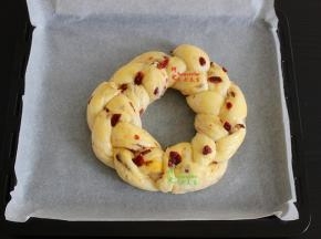 圣诞花环发酵至二倍大之后，取出，涂一层蛋液，