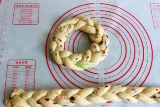 编织成长条之后，把二头接在一起，做成一个花环状