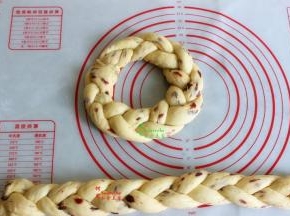 编织成长条之后，把二头接在一起，做成一个花环状