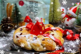 放凉的圣诞花环，撒点碳粉，圣诞装饰品，装饰一下，很有圣诞节的气氛。