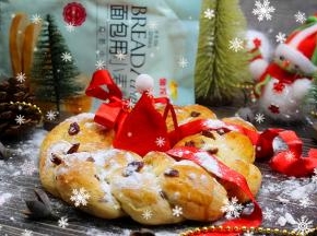 放凉的圣诞花环，撒点碳粉，圣诞装饰品，装饰一下，很有圣诞节的气氛。