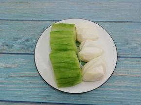 冬瓜和小芋头去皮切成片