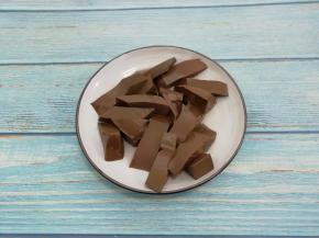 鸭血先用水冲一下，然后在放入锅中焯水一分钟左右捞出