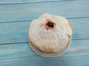 椰子用刀挖个洞将椰汁倒出