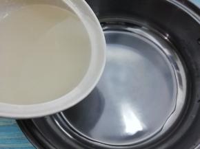 然后把椰汁倒入锅中