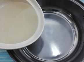 然后把椰汁倒入锅中
