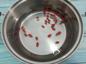 在放入泡好的枸杞子