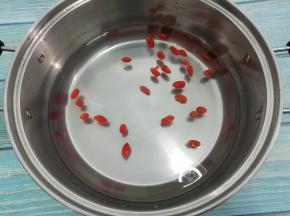 在放入泡好的枸杞子