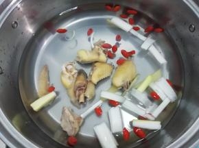 在放入鸡肉块