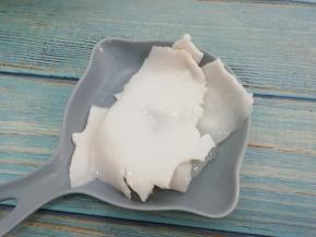 然后用小勺将椰肉取出