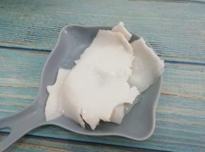 然后用小勺将椰肉取出