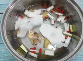 在把椰肉放入锅中