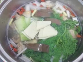 在大火烧开，先盛碗汤喝，美味鲜香
最后放入喜欢吃的食材去涮