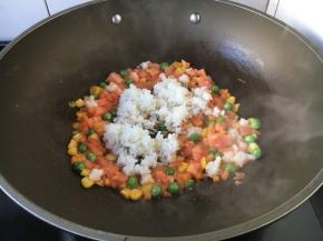 放入米饭，将米饭炒散，翻炒均匀。