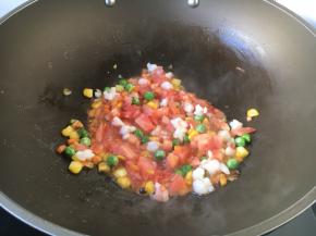 放入番茄粒翻炒均匀。