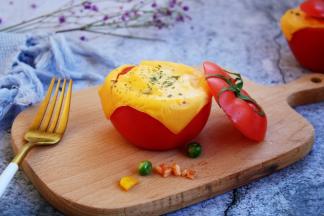 在烤好的芝士番茄鲜虾米饭盅表面撒少许的香料或者黑胡椒碎。