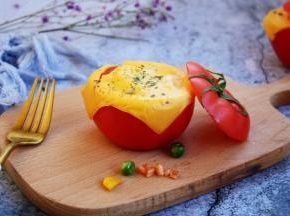 在烤好的芝士番茄鲜虾米饭盅表面撒少许的香料或者黑胡椒碎。