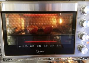 放入烤箱的中层，上下火加热180度，烤6～7分钟即可。