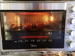 放入烤箱的中层，上下火加热180度，烤6～7分钟即可。