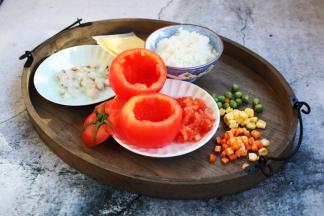 用小勺将番茄肉挖出来，番茄盅留做当餐具，番茄肉用于炒饭。