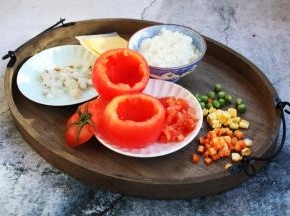 用小勺将番茄肉挖出来，番茄盅留做当餐具，番茄肉用于炒饭。