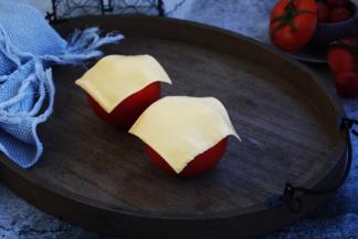 在番茄盅的表面各放上一张芝士片。