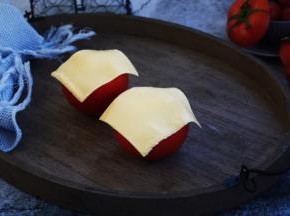 在番茄盅的表面各放上一张芝士片。