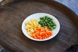 胡萝卜切丁，玉米掰成粒，豌豆洗干净备用。