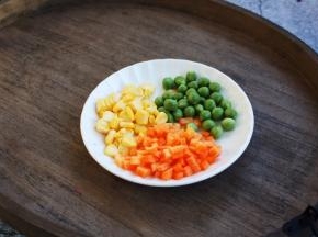 胡萝卜切丁，玉米掰成粒，豌豆洗干净备用。