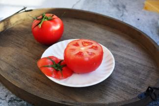 番茄从顶部切开。