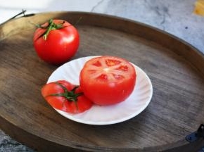 番茄从顶部切开。