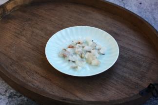 将大虾去壳去头，去虾线，将虾肉切成小粒。