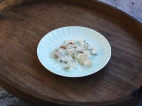 将大虾去壳去头，去虾线，将虾肉切成小粒。