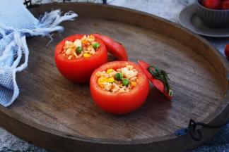 将炒好的鲜虾米饭放入番茄盅里。