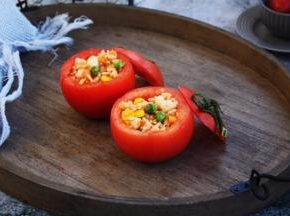 将炒好的鲜虾米饭放入番茄盅里。