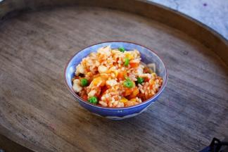 炒好的鲜虾米饭盛出备用。