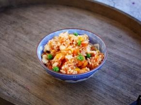 炒好的鲜虾米饭盛出备用。