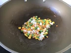 然后放入鲜虾粒，翻炒几下（15秒左右）至鲜虾变粉色。