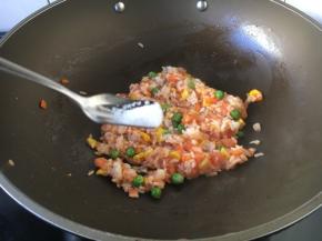 放入少许盐调味。