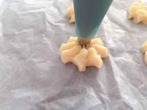 烤盘铺油纸，挤出曲奇饼坯