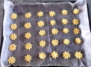 烤箱150度预热后入烤箱烤12分钟