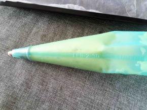 装入裱花袋（内置菊花嘴），要用布袋或硅胶袋