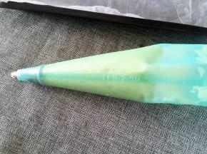 装入裱花袋（内置菊花嘴），要用布袋或硅胶袋