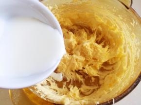 用打蛋器搅打约1分钟，至颜色略浅、颜色淡黄的状态后分四次加入牛奶