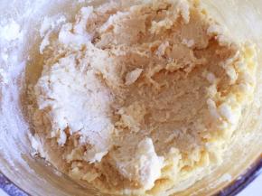 不要开打蛋器的电源，手持搅拌一会儿