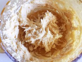 用最低档搅拌半分钟，然后用刮刀再搅拌几下