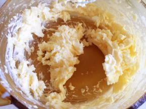 牛奶要慢慢加，否则会飞溅，而且不容易打匀