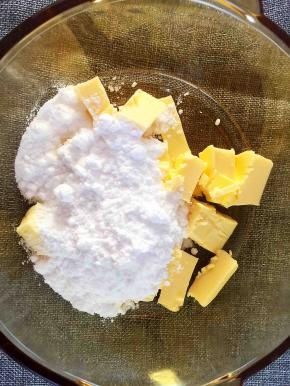 糖粉放入软化的黄油中