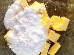 糖粉放入软化的黄油中